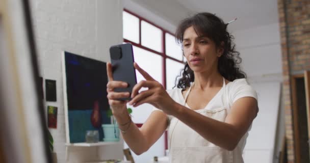 Mensagens Mulheres Biraciais Seu Telefone Casa Com Espaço Cópia Ela — Vídeo de Stock
