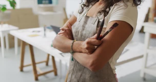 Stüdyoda Sanatçı Boyalı Fırça Tutarken Kollarını Kavuşturmuş Yaratıcılık Potansiyel Şaheserlerle — Stok video