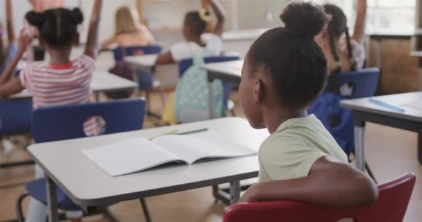 Afrikai Amerikai Lány Osztálytermi Környezetben Fénymásolási Hellyel Elkötelezettnek Tűnik Készen — Stock videók