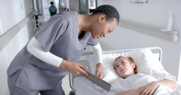 Enfermera Afroamericana Asiste Una Niña Caucásica Hospital Con Espacio Para — Vídeo de stock