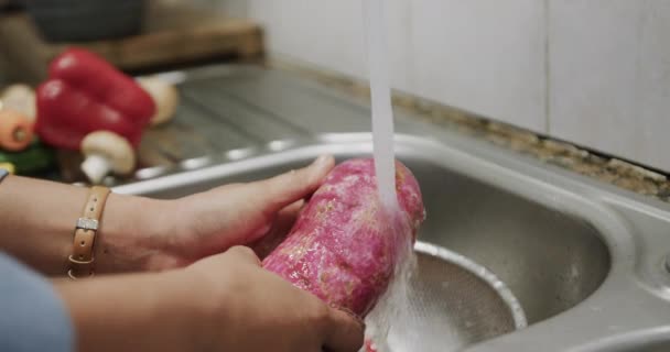 Ręce Wypłukać Świeże Mięso Pod Bieżącą Wodą Zlewie Kuchennym Prawidłowa — Wideo stockowe