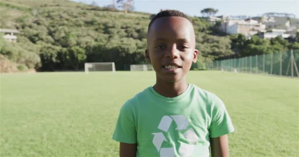 Ein Afroamerikanischer Junge Mit Grünem Recycling Shirt Steht Auf Einem — Stockvideo