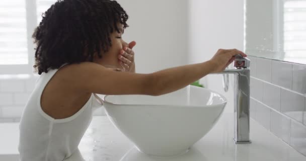 小孩在明亮的浴室里洗手 他在家里讲卫生 确保清洁卫生 动作缓慢 — 图库视频影像