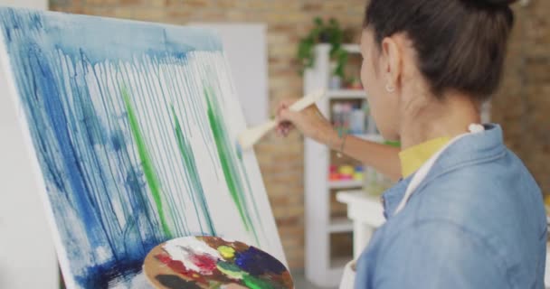 Mujer Biracial Pinta Sobre Lienzo Casa Enfoque Refleja Creatividad Tranquilidad — Vídeos de Stock