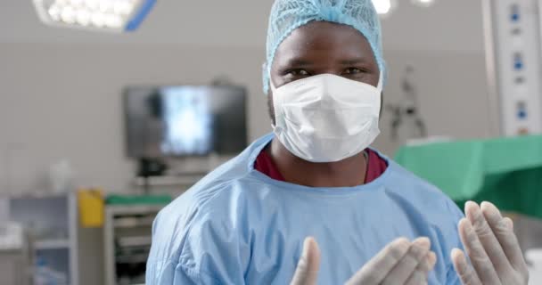 Fokuserad Afroamerikansk Kirurg Ett Operationssal Hans Expertis Avgörande För Framgångsrika — Stockvideo