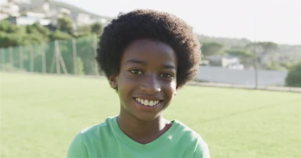 Een Biraciale Jongen Glimlacht Helder Buiten Met Kopieerruimte Hij Geniet — Stockvideo
