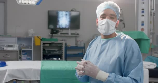 Biracial Kirurg Ett Operationssal Med Kopieringsutrymme Han Redo För Procedur — Stockvideo