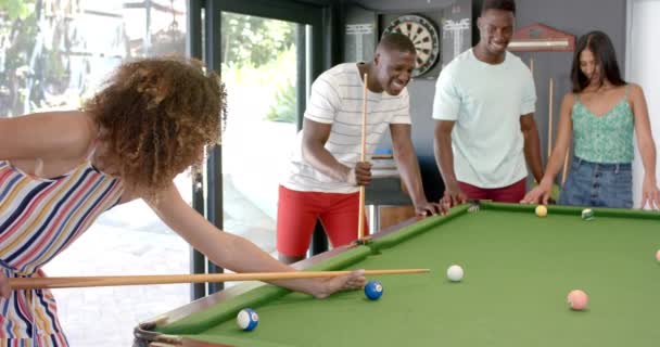 Junge Afroamerikanische Männer Und Frauen Genießen Ein Billardspiel Freunde Teilen — Stockvideo