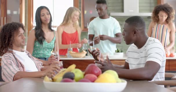 Різні Групи Друзів Збираються Домашній Кухні Вони Насолоджуються Випадковою Розмовою — стокове відео