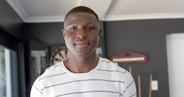 Молодий Афроамериканський Чоловік Яскраво Посміхається Вдома Його Веселий Вираз Додає — стокове відео