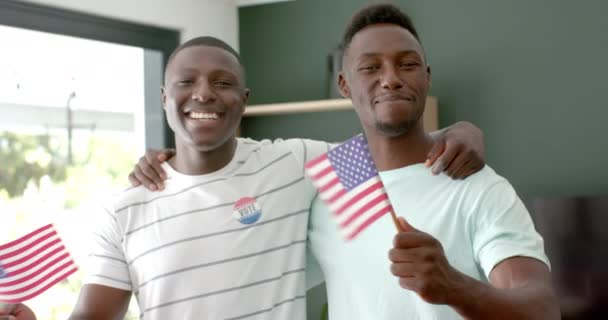 Різні Друзі Носять Значки Голосування Американськими Прапорами Вони Демонструють Радість — стокове відео