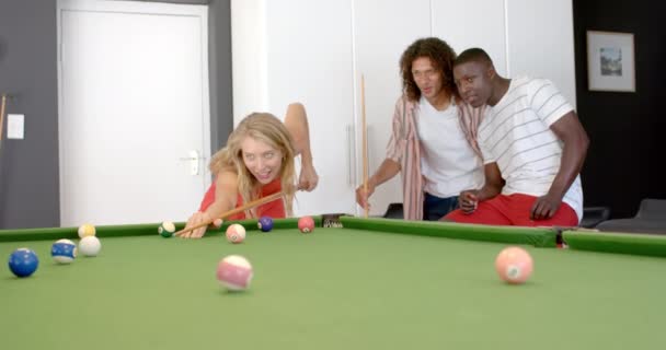 年轻的白人女人在家里打台球 身边有各种各样的朋友 他们的休闲游戏之夜给他们的友谊增添了乐趣 缓慢的动作 — 图库视频影像