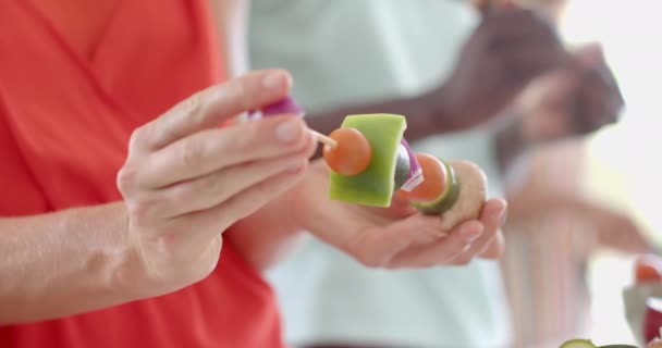 Mãos Preparam Espetos Vegetais Frescos Uma Cozinha Doméstica Foco Alimentação — Vídeo de Stock