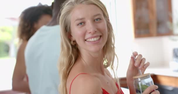 Junge Kaukasierin Lächelt Bei Einem Gesellschaftlichen Treffen Sie Genießt Eine — Stockvideo