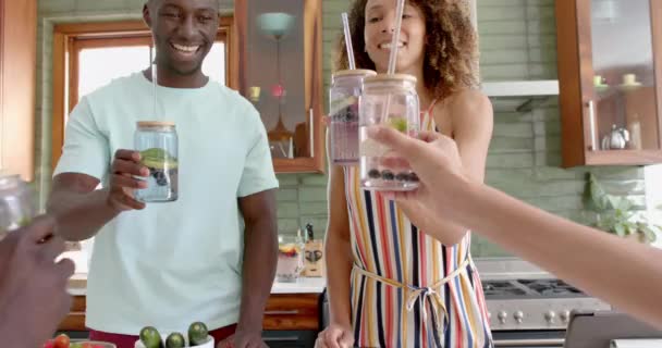 Junge Afroamerikanische Männer Und Frauen Genießen Hause Drinks Ihr Lachen — Stockvideo