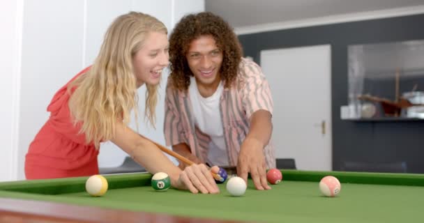 若い白人女性と女性は自宅でプールのゲームを楽しんでいます 彼らの遊び心のある競争は ゆったりとした設定 ゆっくりとした動きに活気のある雰囲気を追加します — ストック動画