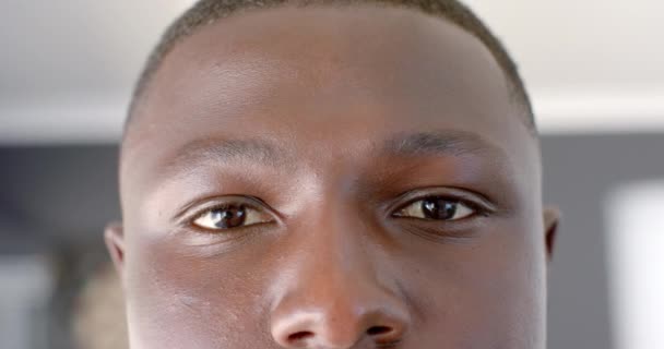 실내에서 아프리카계 미국인 남자의 얼굴의 클로즈업 감정과 깊이를 개인적인 이야기에서 — 비디오