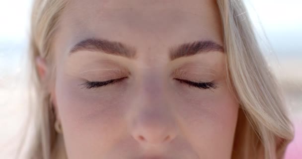 旅に出た若い白人女性の顔を閉じる 彼女の視線は激しく 彼女の印象的な目と顔の特徴を強調し ゆっくりとした動き — ストック動画