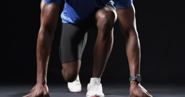 Afro Amerikaanse Atleet Startpositie Zwarte Achtergrond Klaar Voor Een Sprint — Stockvideo