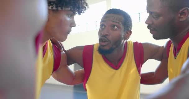 Сосредоточенные Баскетболисты Кучке Подчеркивается Командная Работа Поскольку Спортсмены Вырабатывают Стратегию — стоковое видео