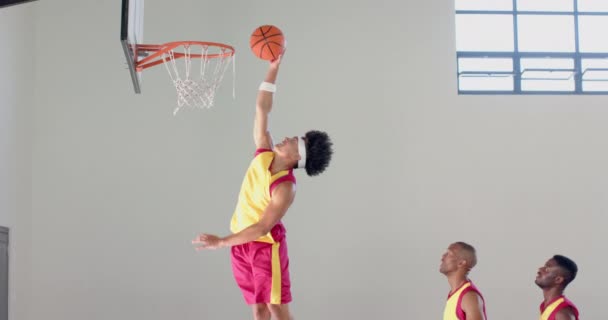 Молодые Афроамериканцы Играют Баскетбол Помещении Изображение Фиксирует Динамичное Действие Командную — стоковое видео