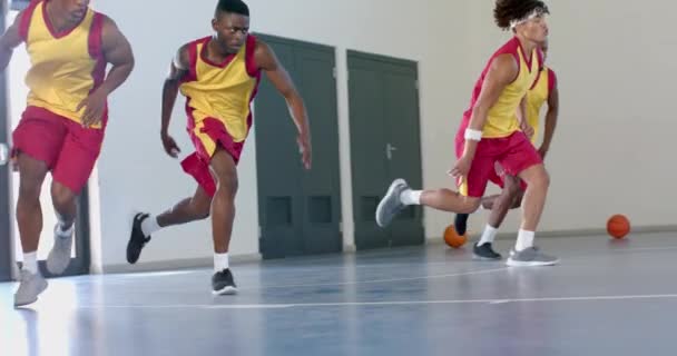 Афроамериканцы Играют Баскетбол Помещении Интенсивный Фокус Конкурируют Быстрой Игре Корте — стоковое видео