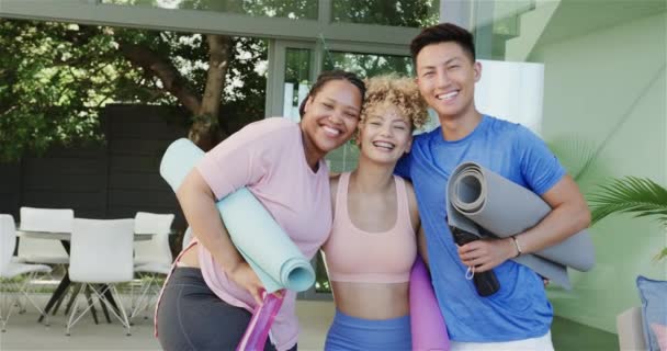 在家里做完瑜伽课后 朋友们面带微笑 他们拿着垫子 暗示着健康的生活方式和放松 慢动作 — 图库视频影像