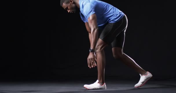 Afro Amerikaanse Atleet Startpositie Van Een Loper Een Zwarte Achtergrond — Stockvideo
