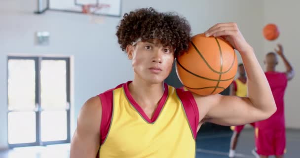 Junger Mann Posiert Auf Einem Basketballfeld Sein Konzentrierter Ausdruck Vermittelt — Stockvideo