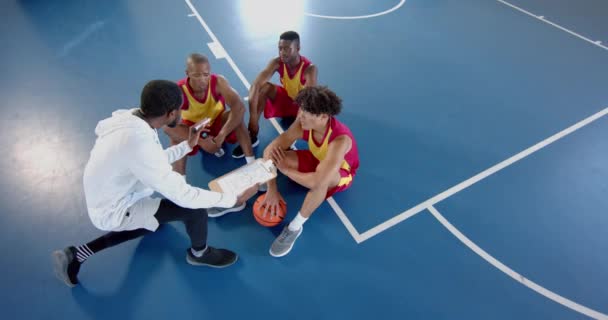 非裔美国人和白种人在篮球场上谋划 在休赛日期间 队员们挤成一团 表现出在运动 慢动作方面的专注和团队精神 — 图库视频影像