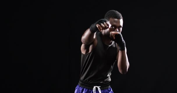 Boxer Afro Américain Position Boxe Sur Fond Noir Est Concentré — Video