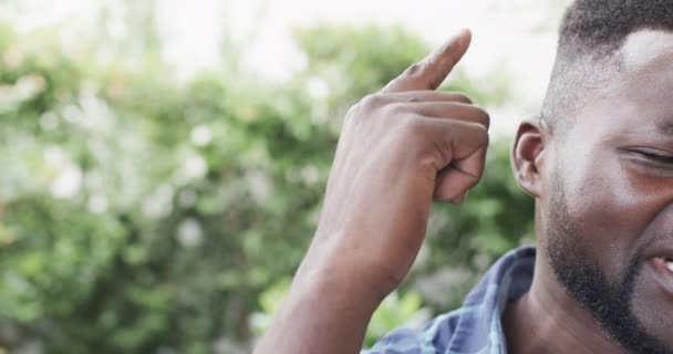 Närbild Afroamerikansk Man Utomhus Med Kopieringsutrymme Hans Uttryck Antyder Kontemplation — Stockvideo