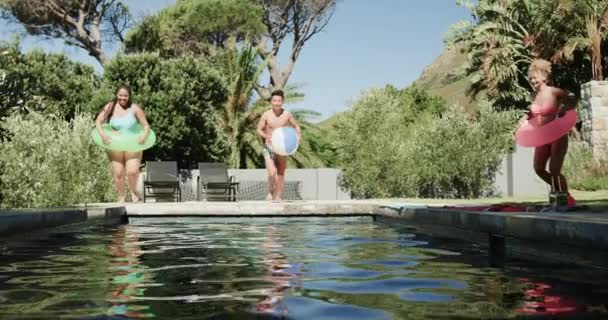 Çeşitli Arkadaşlar Açık Havuzda Fotokopi Alanı Olan Güneşli Bir Günün — Stok video