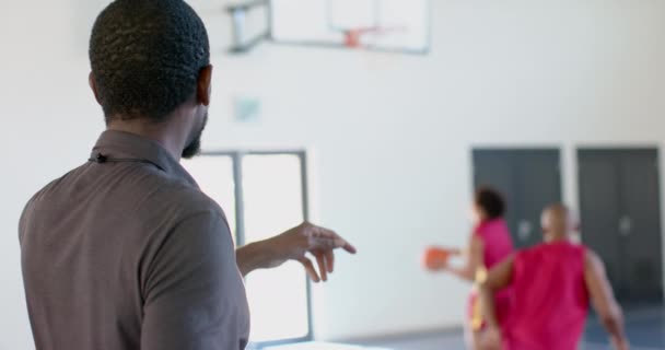 Африканський Американський Тренер Тренує Баскетбол Спортзалі Його Команда Практикує Постріли — стокове відео