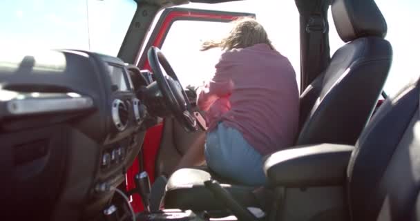 Жінка Входить Машину Припарковану Відкритому Повітрі Дорожній Поїздці Сонячне Світло — стокове відео