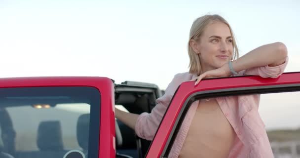 Genç Beyaz Bir Kadın Kırmızı Bir Arabanın Kapısına Dayanıyor Neşeli — Stok video