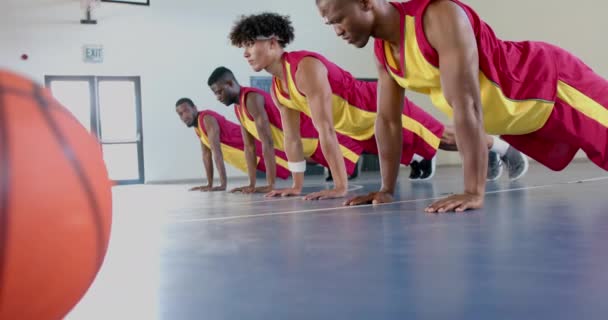 Различные Баскетболисты Отжимаются Тренажерном Зале Тренировка Акцентирует Внимание Командной Работе — стоковое видео