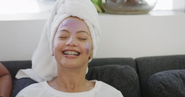 Mujer Birracial Joven Aplica Mascarilla Facial Casa Con Espacio Para — Vídeo de stock