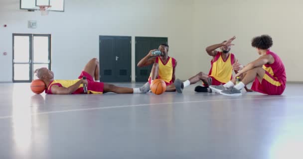 Diverse Basketballspieler Entspannen Sich Auf Dem Platz Die Indoor Umgebung — Stockvideo