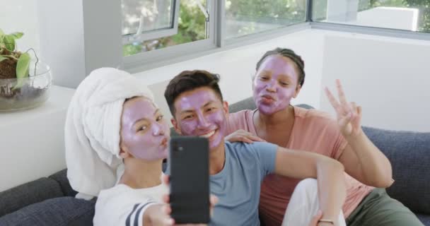 Jóvenes Hombres Asiáticos Mujeres Birraciales Disfrutan Día Spa Casa Los — Vídeo de stock
