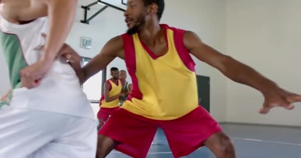 Hombre Afroamericano Jugando Baloncesto Interior Está Haciendo Slam Dunk Gimnasio — Vídeos de Stock