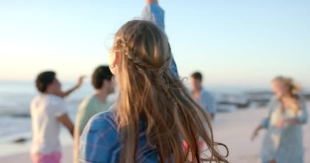 Genç Beyaz Kadın Plajda Kutlama Yapıyor Neşeyi Bulaşıcıdır Deniz Kıyısında — Stok video