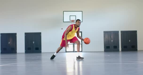 Афроамериканец Играет Баскетбол Помещении Демонстрирует Умелое Управление Мячом Площадке Спортзале — стоковое видео