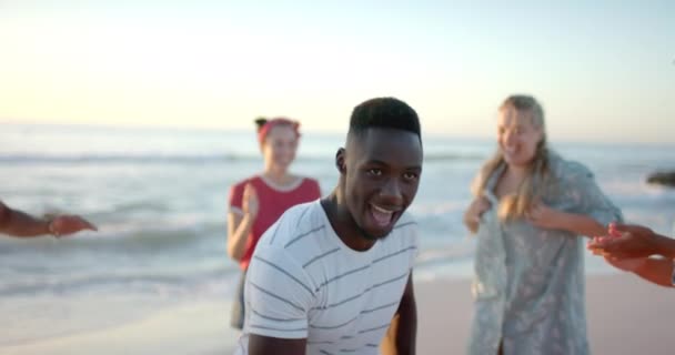 Ung Afroamerikansk Man Njuter Stranddag Med Vänner Gruppens Lekfulla Humör — Stockvideo