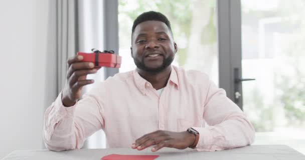 Afroamerykanin Prezentuje Prezent Domu Rozmowie Wideo Uśmiecha Się Ciepło Tworząc — Wideo stockowe