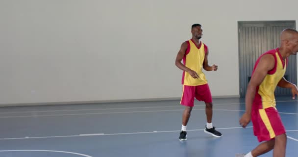 Afroamerikaner Spielt Basketball Innenräumen Mit Kopierraum Sportliche Kleidung Suggeriert Ein — Stockvideo