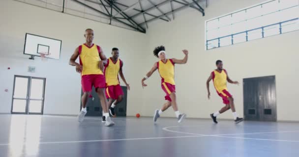 Basketbalisté Trénují Vnitřním Hřišti Tým Provádí Agility Cvičení Pro Zvýšení — Stock video