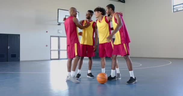 Разнообразная Баскетбольная Команда Разрабатывает Стратегию Площадке Игроки Обсуждают Тактику Время — стоковое видео