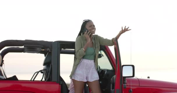 Νεαρή Αφρο Αμερικανίδα Στέκεται Δίπλα Ένα Κόκκινο Όχημα Έξω Ένα — Αρχείο Βίντεο