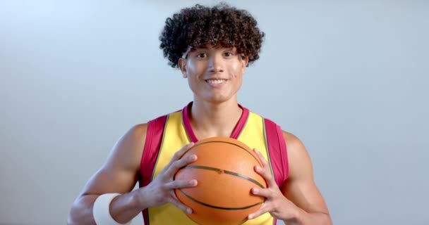 Junger Mann Mit Einem Basketballkorb Seine Fröhliche Miene Vermittelt Begeisterung — Stockvideo